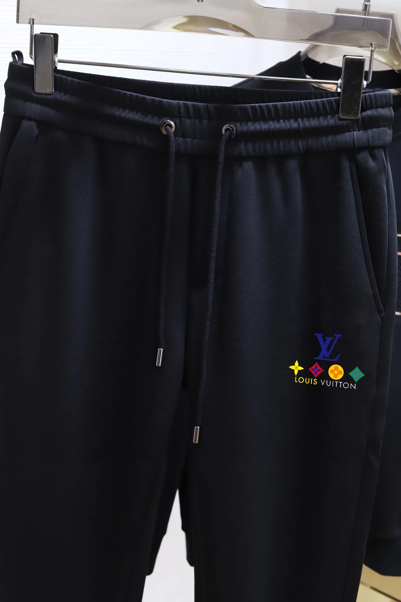 🅿️400 brand [LV Louis Vuitton] (velvet and thickened) 2025 autumn and winter new products, celebrities' favorite fashion-flavored casual suits, clean and neat tailoring, full of urban style. Made of high-quality custom-made fabrics, the lining has excellent thermal insulation effect, feels soft and dry, and the upper body effect is crisp and stylish. The three-dimensional cutting process and the pattern are all of high standards, and the silhouette version has the right benefits! It is not tight at all, and you feel good when you wear it. So many top-quality raw materials create high-end products with unparalleled value. It is the first choice for high-end fashion people. (Size: M-4XL can wear up to 200 pounds)